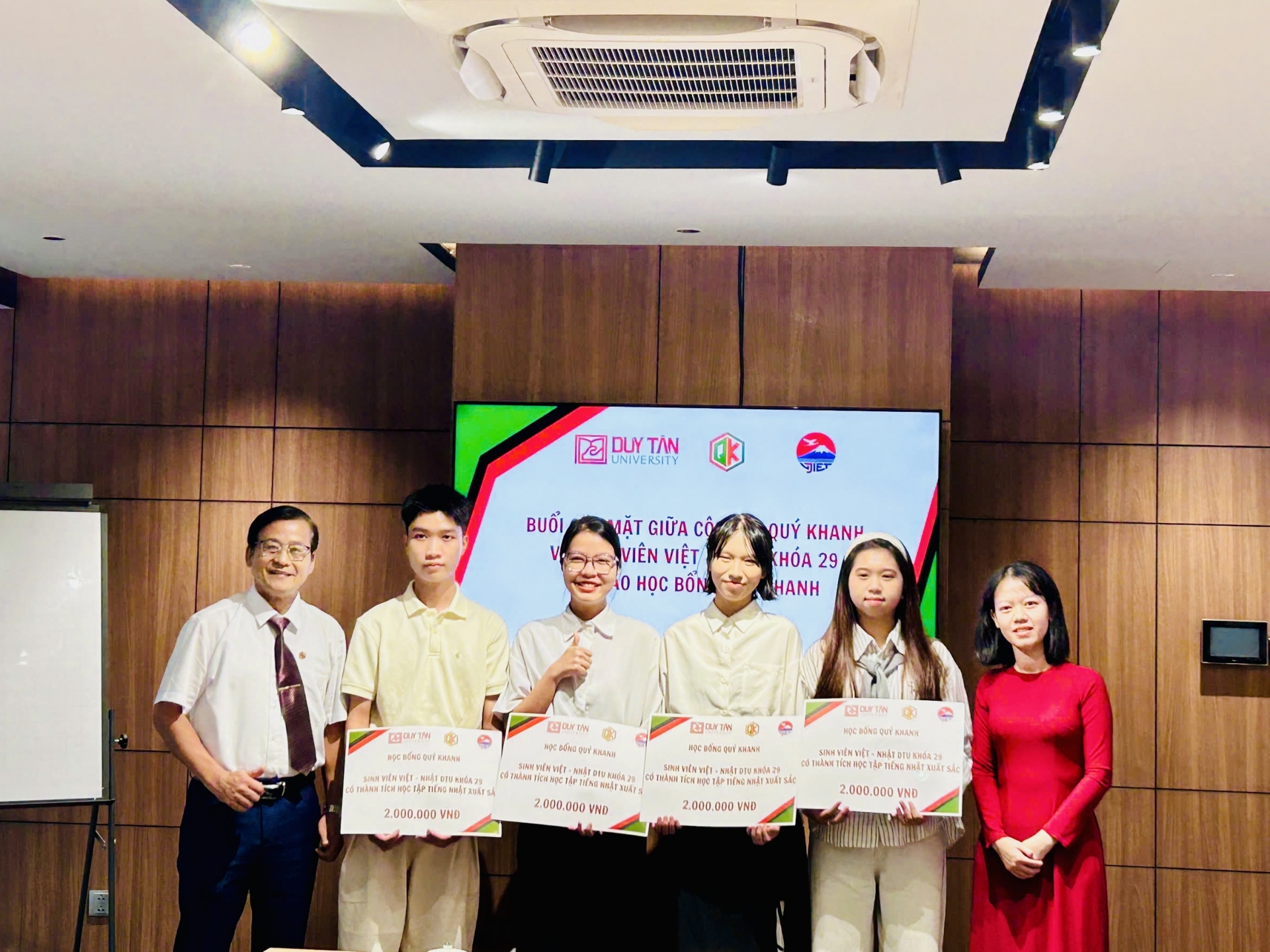 QK Group trao học bổng & đồng hành cùng sinh viên Viện Việt Nhật VJIET - Đại học Duy Tân QK Group trao học bổng & đồng hành cùng sinh viên Viện Việt Nhật VJIET - Đại học Duy Tân