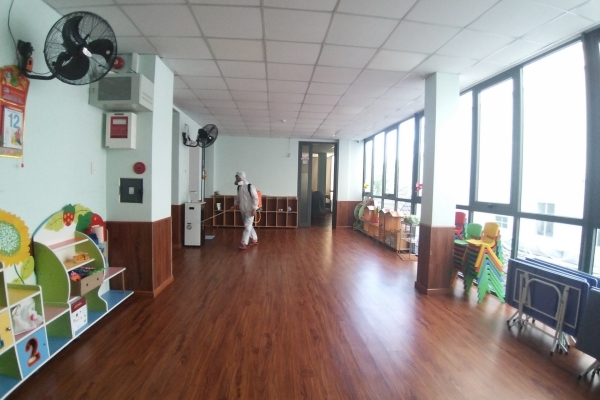 Phun thuốc diệt muỗi 