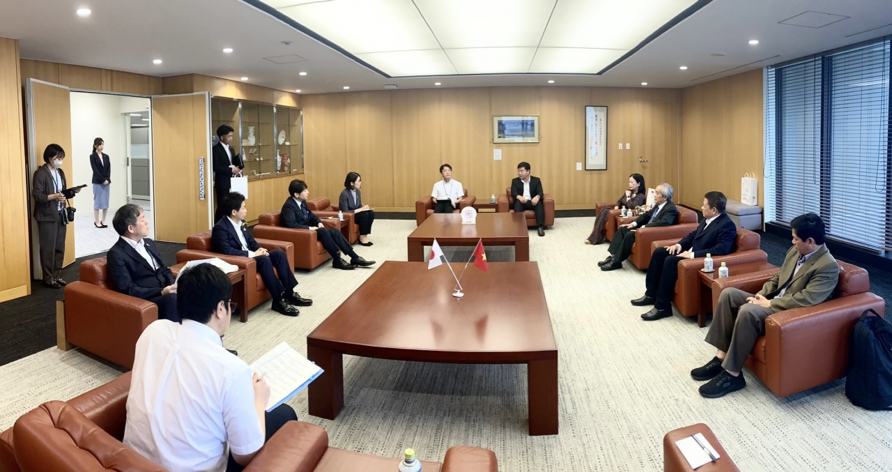 Phó Chủ tịch tỉnh Nagasaki - Nhật Bản đón tiếp và làm việc với đoàn công tác QK và Cao đẳng Phương Đông Đà Nẵng